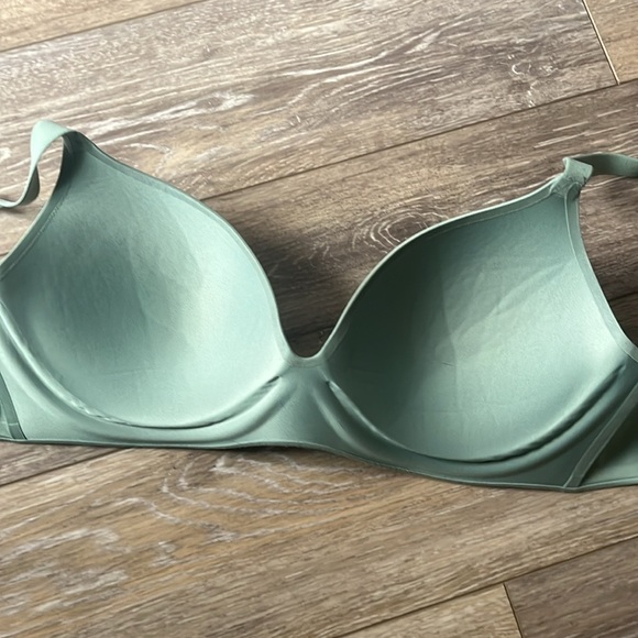 Victoria Secret Bra -Wireless-size 38C - Picture 2 of 3